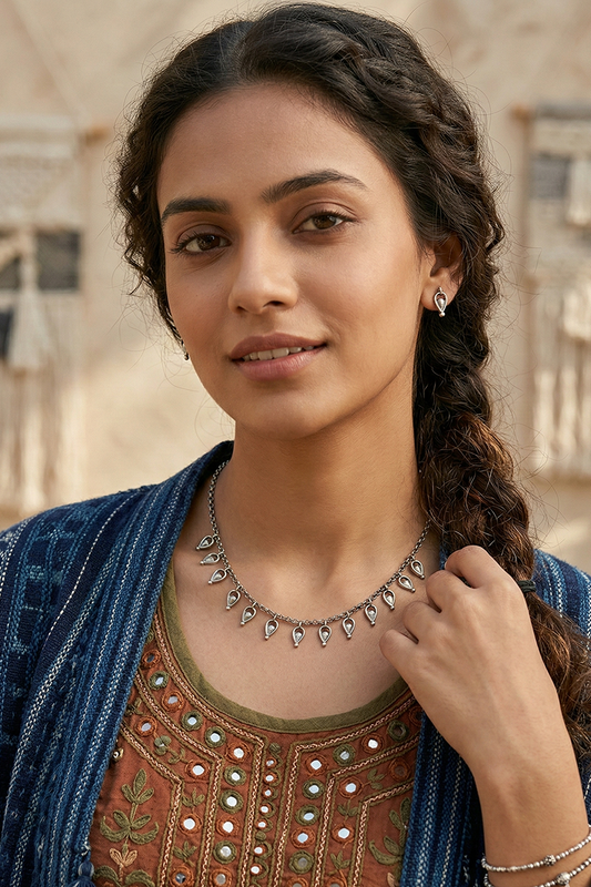 Chhap Minimalist Kamangari Necklace