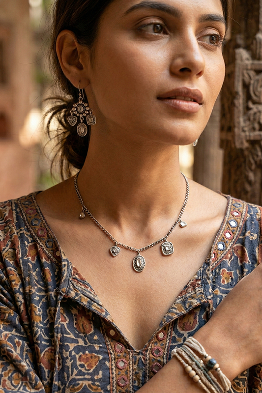 Chhabili Kundan Noor-E-Oval Charm Necklace