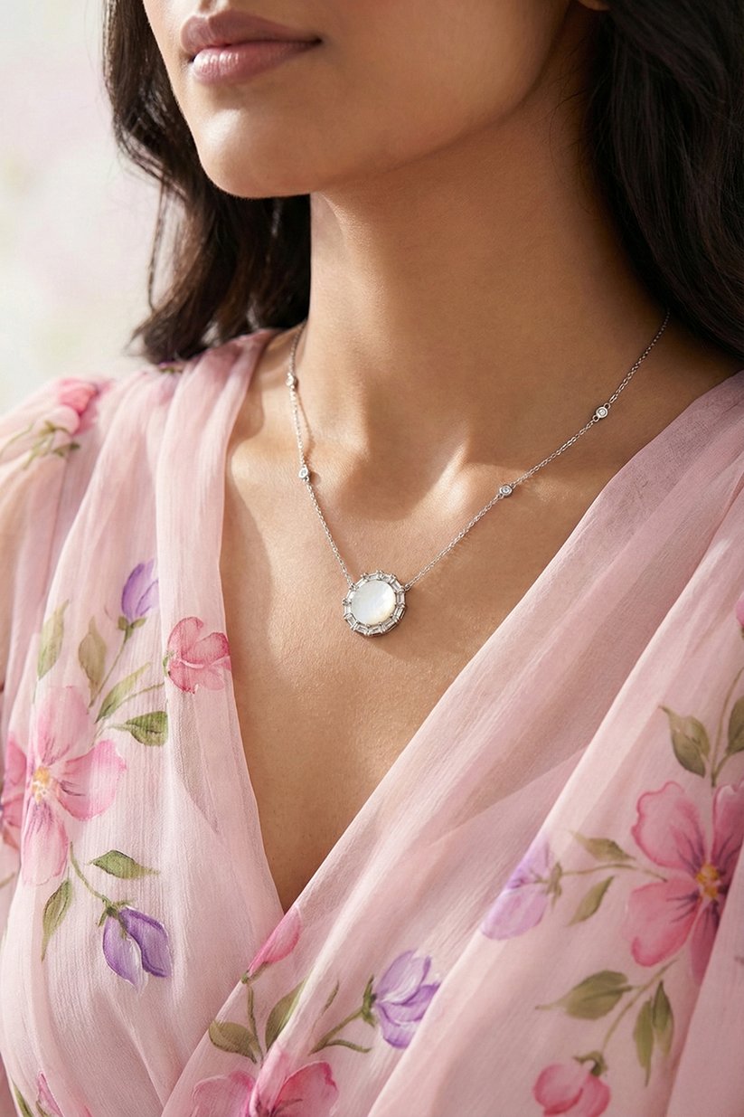 Chokho Mother of Pearls Chain & Pendant