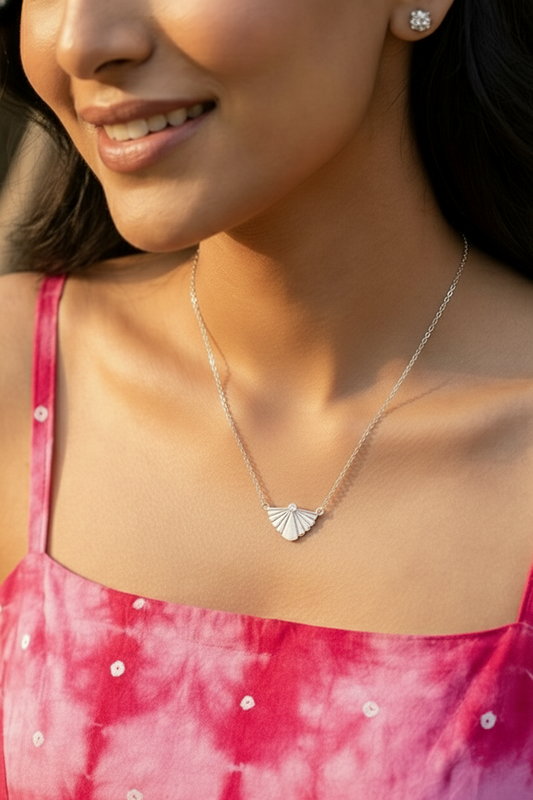 Chokho Sera Arc Chain & Pendant